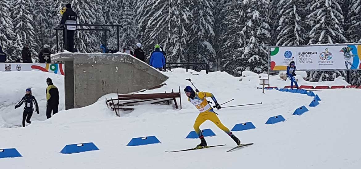 Oscar Andersson under tredje sträckan i skidskyttets mixedstafett under Europaungdoms-OS i Bosnien-Hercegovina. Foto: SOK.