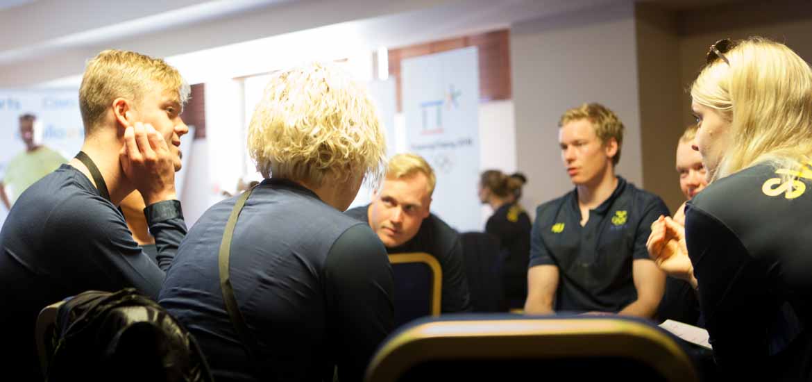 David Andersson delar erfarenheter med Victor Öhling Norberg, Kristoffer Jakobsen med flera under Olympic Camp.Foto: SOK