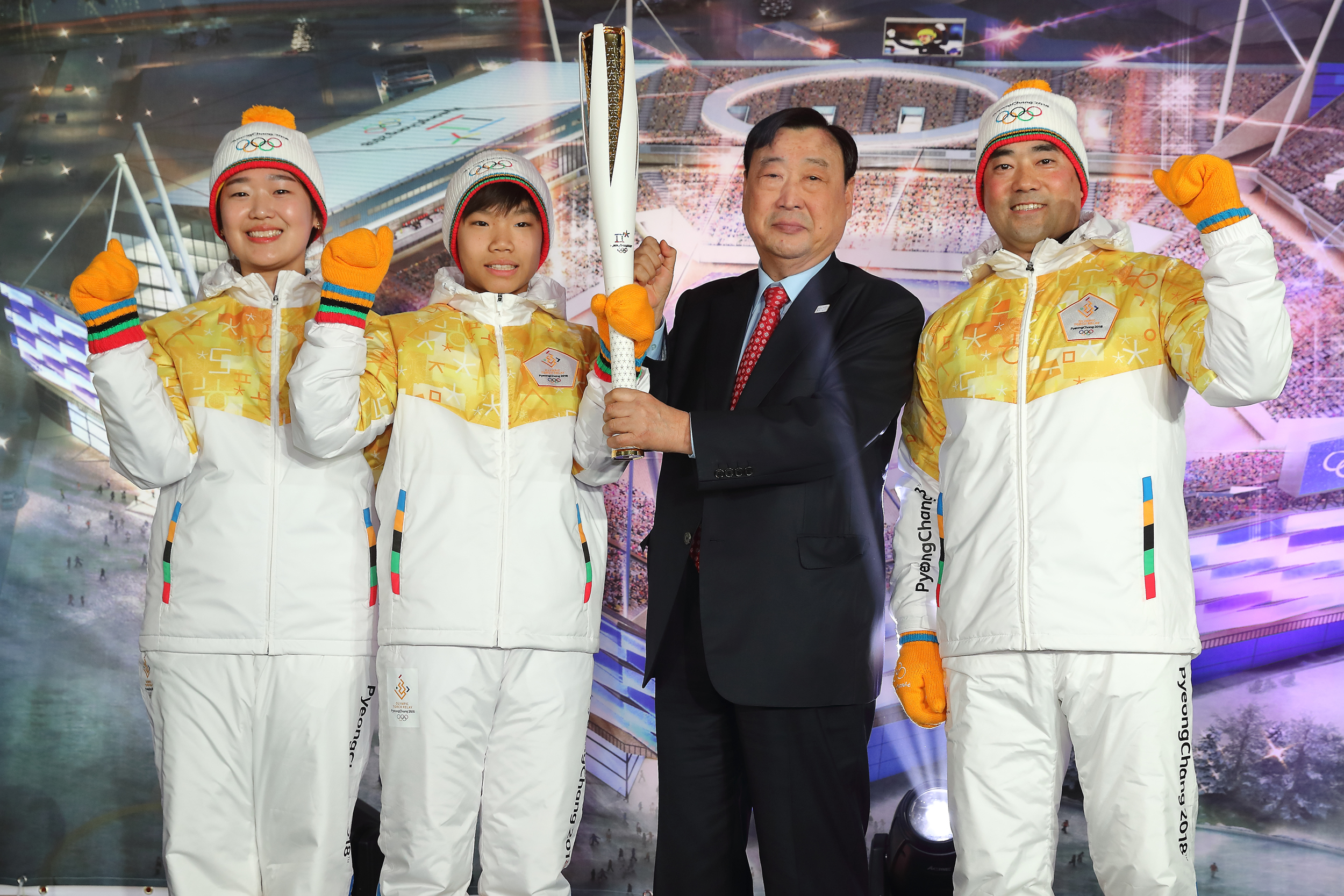 POGOC:s president Lee Hee-Beom tillsammans med studenter och den olympiska facklan.