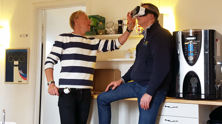 Väl hemma i Sverige har rundvandringen i OS-byn spelats in med Samsungs VR-kamera vilket gör att övrig personal kan ta del av upplevelsen. Foto: SOK