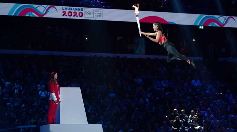Den olympiska elden levererades genom luften när världsungdoms-OS i Lausanne invigdes under torsdagskvällen. Foto: OIS.
