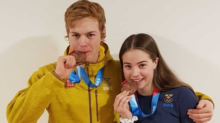 Oscar Andersson och Sara Andersson med sina bronsmedaljer. Foto: SOK.
