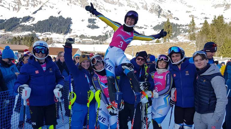 Emma Sahlin hyllades av det svenska teamet efter slalomguldet. Foto: SOK.