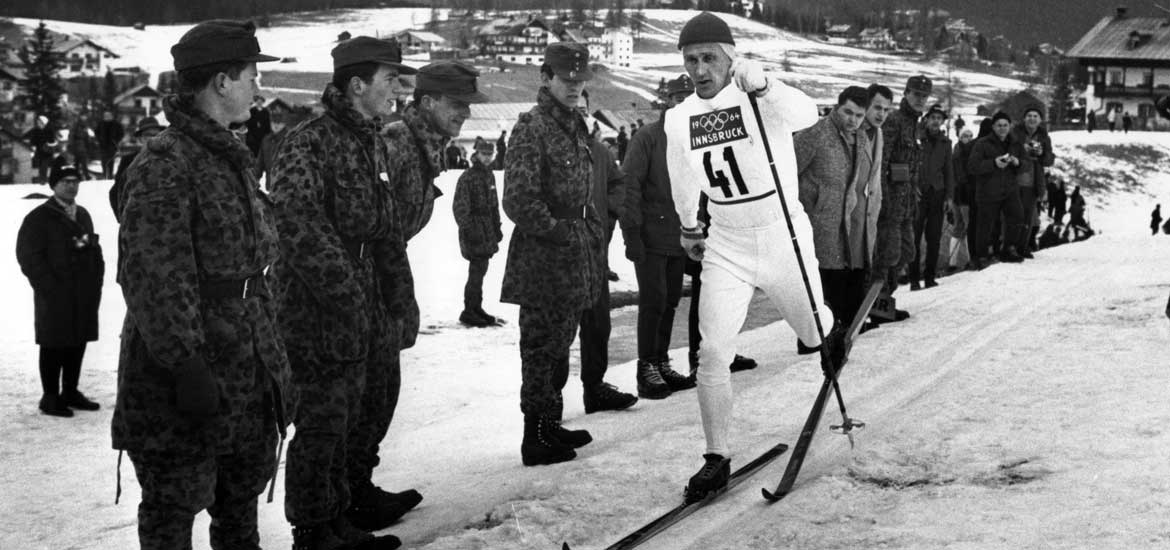 Sixten Jernberg i vinter-OS i Innsbruck. Här ser vi Sixten med nr 41, staka sig fram när han tar guld i sista kurvan. Foto: SCANPIX