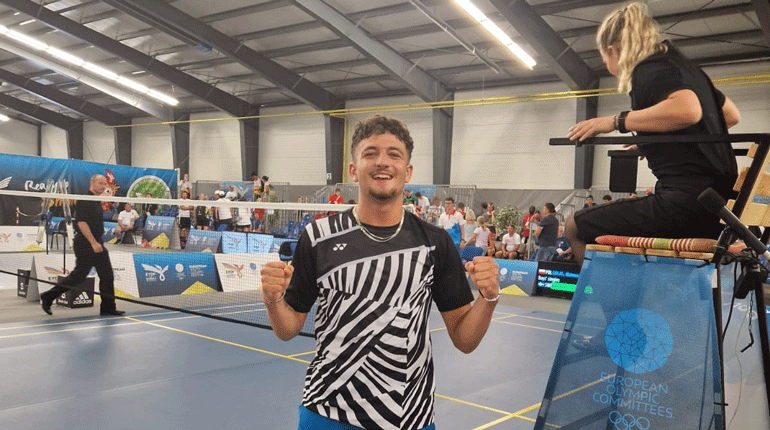 Badmintonspelaren Romeo Makboul jublar över att ha säkrat en finalplats i pojksingel och Sveriges första medalj under Europaungdoms-OS i Slovakien. Foto: SOK.